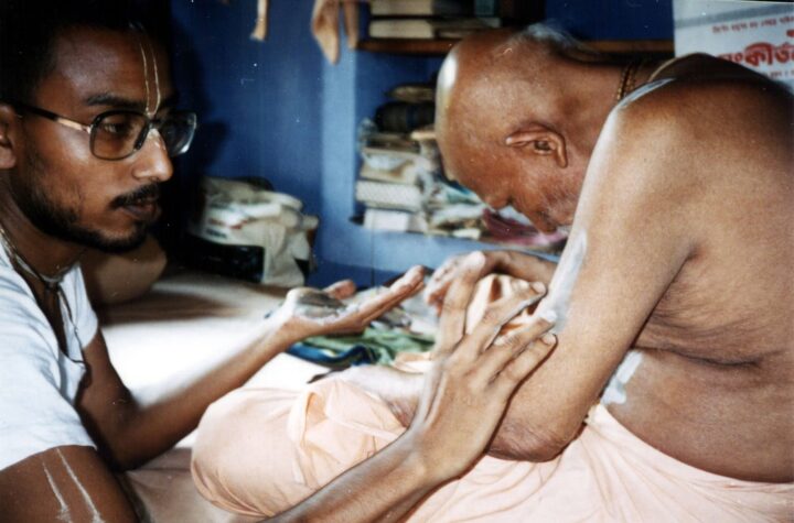 Srila Bhakti Bibudha Bodhayan Goswami Maharaj putting tilak to his spiritual master, Srila Bhakti Pramod Puri Goswami Thakur