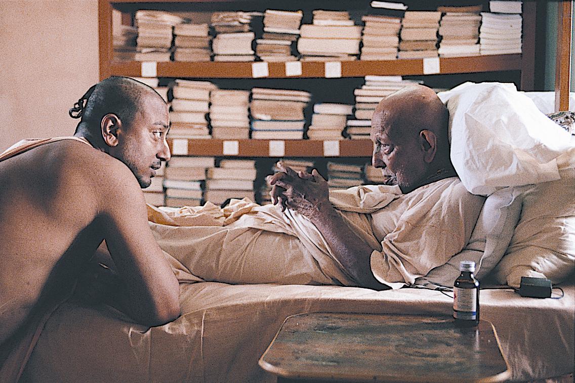 Srila Bhakti Bibudha Bodhayan Goswami Maharaj speaking with Srila Bhakti Pramod Puri Goswami Thakur